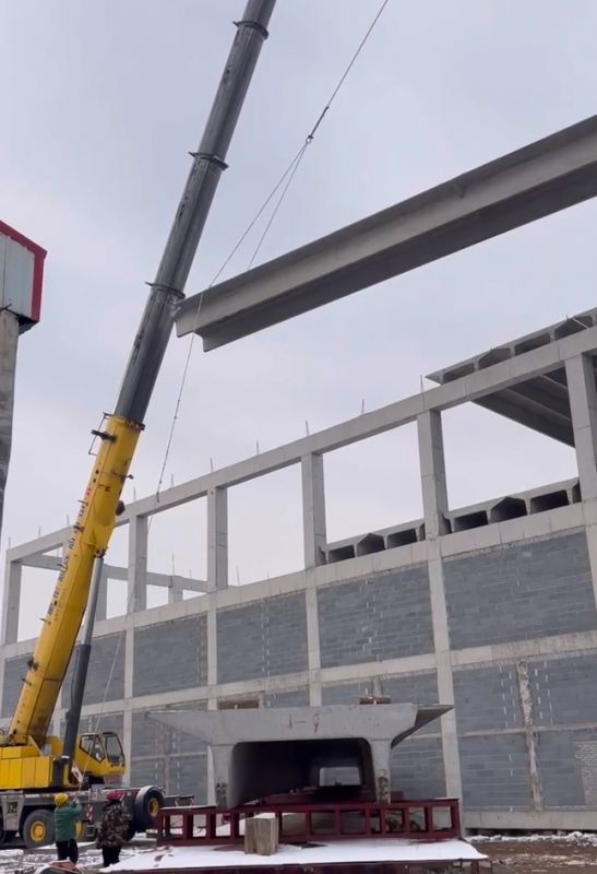 新亞集團30米*3米吊裝就位現場